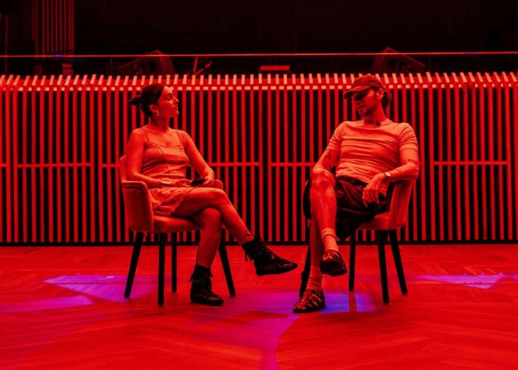 Balbuceando con el jefe de Baddest Behaviour, Mau P, por Louis Nesbitt